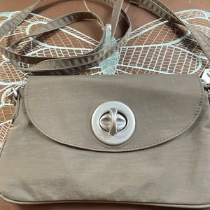 Vintage Baggallini Multi pocket Crossbody pack.